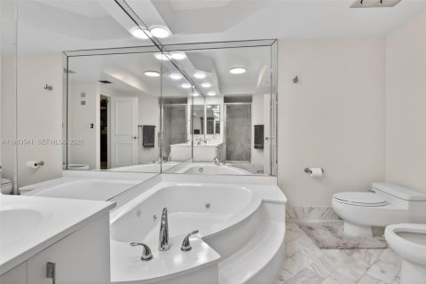 Condo in Aventura, Florida, 2 bedrooms  № 2047062 - photo 24