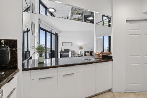Condo in Aventura, Florida, 2 bedrooms  № 2047062 - photo 14