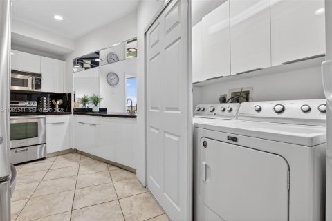 Condo in Aventura, Florida, 2 bedrooms  № 2047062 - photo 16