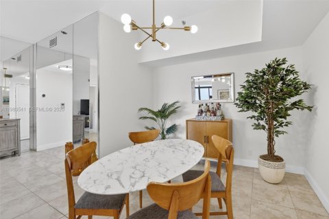 Condo in Aventura, Florida, 2 bedrooms  № 2047062 - photo 12