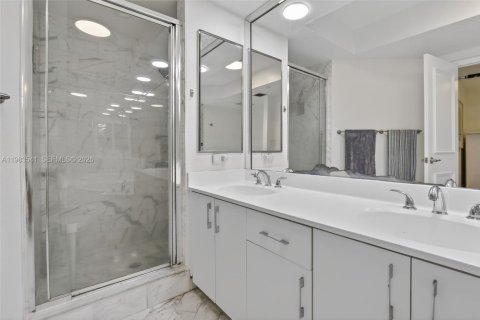 Condo in Aventura, Florida, 2 bedrooms  № 2047062 - photo 28