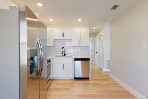 Commercial property in Saint Petersburg, Florida 7 bedrooms, 207.73 sq.m. № 704358 - photo 8