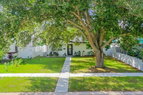 Commercial property in Saint Petersburg, Florida 7 bedrooms, 207.73 sq.m. № 704358 - photo 28