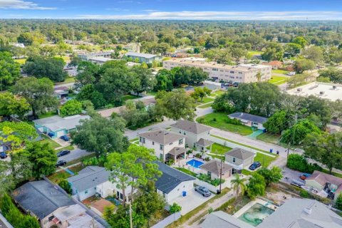 Commercial property in Saint Petersburg, Florida 7 bedrooms, 207.73 sq.m. № 704358 - photo 20