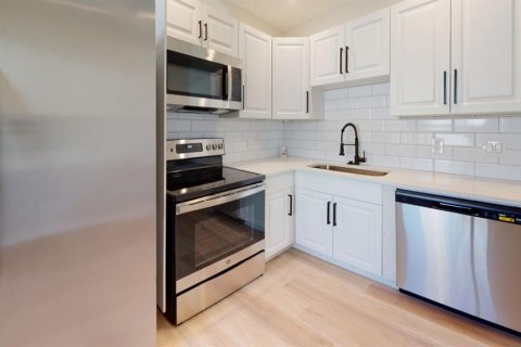 Commercial property in Saint Petersburg, Florida 7 bedrooms, 207.73 sq.m. № 704358 - photo 4