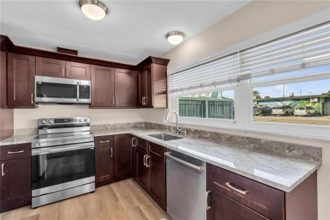 House in South Pasadena, Florida 2 bedrooms, 139.35 sq.m. № 2093606 - photo 4