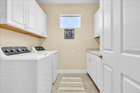 House in Cape Coral, Florida 3 bedrooms, 178.93 sq.m. № 2208804 - photo 28
