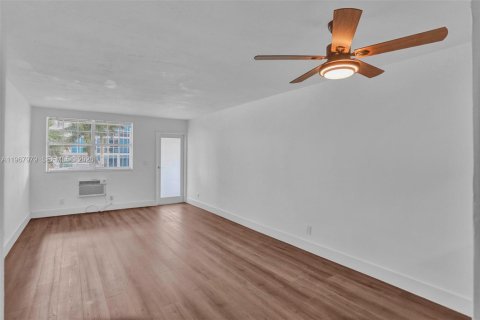 Кондоминиум с 2 спальнями в Майами, Флорида № 2031667