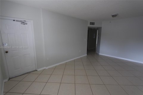 Condo in Cutler Bay, Florida, 2 bedrooms № 2086610 - photo 3
