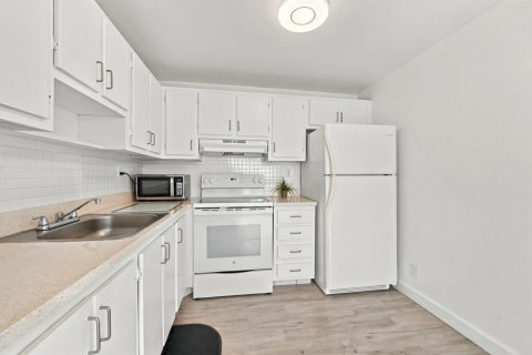 Condo in Delray Beach, Florida, 1 bedroom  № 2374845 - photo 13