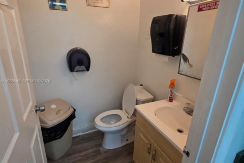 Propiedad comercial en venta en Miami, Florida № 2031693 - foto 15