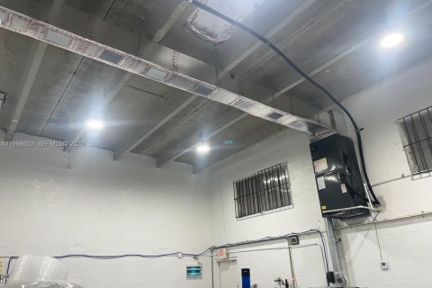 Propiedad comercial en venta en Miami, Florida № 2031693 - foto 30