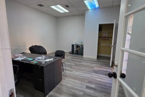 Propiedad comercial en venta en Miami, Florida № 2031693 - foto 17