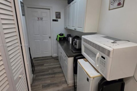 Propiedad comercial en venta en Miami, Florida № 2031693 - foto 14