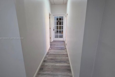 Propiedad comercial en venta en Miami, Florida № 2031693 - foto 20