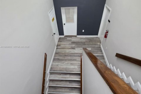 Propiedad comercial en venta en Miami, Florida № 2031693 - foto 21