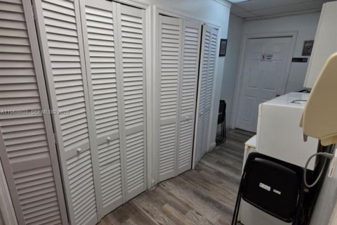 Propiedad comercial en venta en Miami, Florida № 2031693 - foto 12