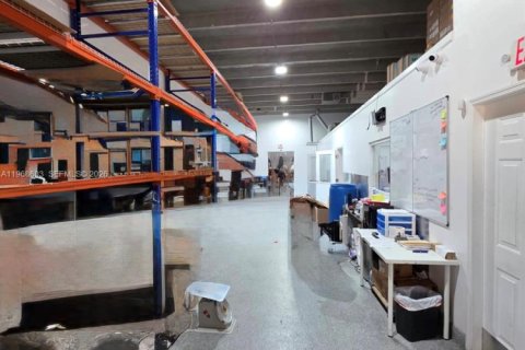Propiedad comercial en venta en Miami, Florida № 2031693 - foto 25