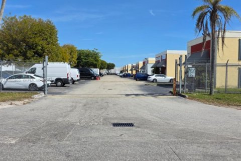 Propiedad comercial en venta en Miami, Florida № 2031693 - foto 4