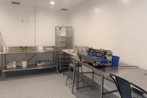 Propiedad comercial en venta en Miami, Florida № 2031693 - foto 29