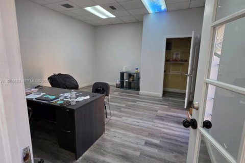 Propiedad comercial en venta en Miami, Florida № 2031693 - foto 22