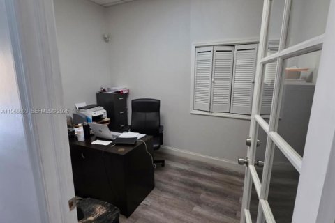 Propiedad comercial en venta en Miami, Florida № 2031693 - foto 23