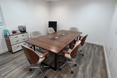 Propiedad comercial en venta en Miami, Florida № 2031693 - foto 24