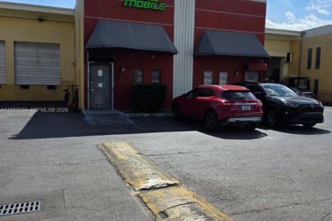 Propiedad comercial en venta en Miami, Florida № 2031693 - foto 27