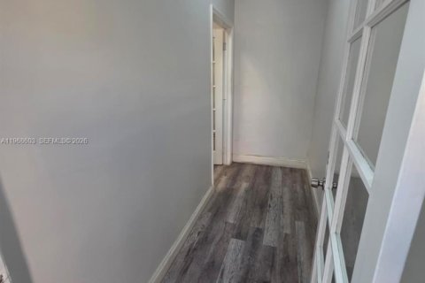 Propiedad comercial en venta en Miami, Florida № 2031693 - foto 19