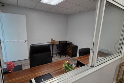 Propiedad comercial en venta en Miami, Florida № 2031693 - foto 7