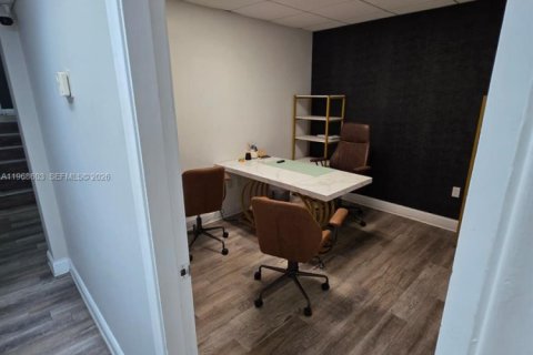 Propiedad comercial en venta en Miami, Florida № 2031693 - foto 9