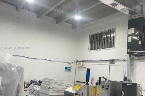 Propiedad comercial en venta en Miami, Florida № 2031693 - foto 28