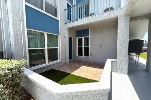Снять в аренду кондоминиум в Мадейра - Бич, Флорида 3 комнаты, 39.95м2, № 2207710 - фото 2