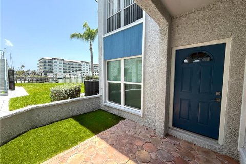 Condo in Madeira Beach, Florida, 1 bedroom № 2207710