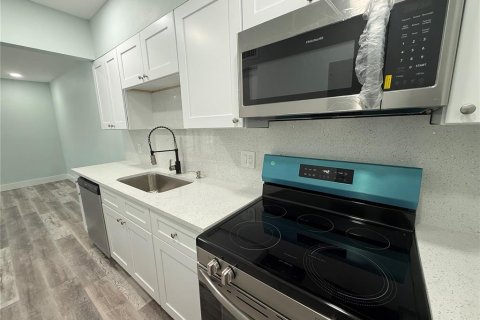 Снять в аренду кондоминиум в Мадейра - Бич, Флорида 3 комнаты, 39.95м2, № 2207710 - фото 10