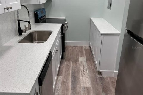 Снять в аренду кондоминиум в Мадейра - Бич, Флорида 3 комнаты, 39.95м2, № 2207710 - фото 8