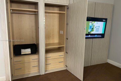 Condo in Sunny Isles Beach, Florida, 1 bedroom  № 1709907 - photo 12