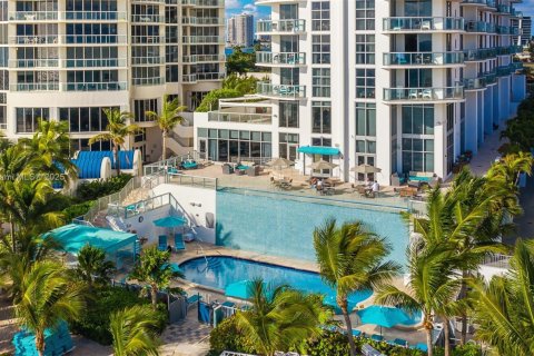 Condo in Sunny Isles Beach, Florida, 1 bedroom  № 1709907 - photo 1