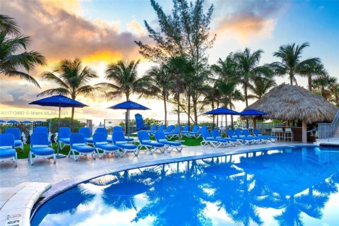 Condo in Sunny Isles Beach, Florida, 1 bedroom  № 1709907 - photo 23
