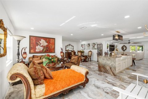 House in Tampa, Florida 4 bedrooms, 202.16 sq.m. № 1637569 - photo 5