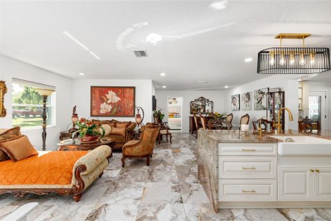 House in Tampa, Florida 4 bedrooms, 202.16 sq.m. № 1637569 - photo 7
