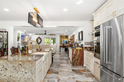 House in Tampa, Florida 4 bedrooms, 202.16 sq.m. № 1637569 - photo 9