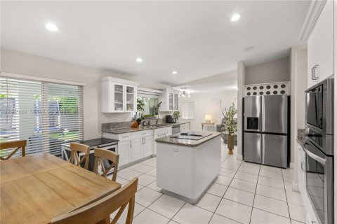 Villa ou maison à vendre à Doral, Floride: 4 chambres, 242.85 m2 № 2285792 - photo 13