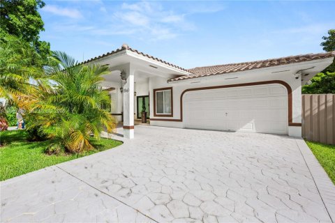 Villa ou maison à vendre à Doral, Floride: 4 chambres, 242.85 m2 № 2285792 - photo 2