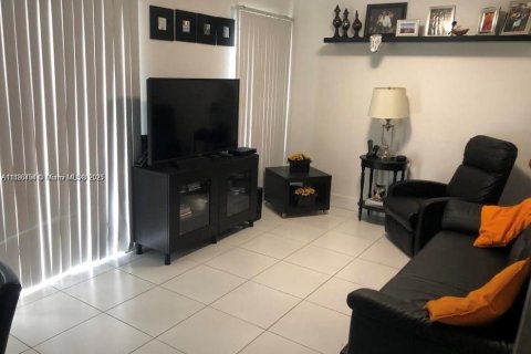 Condominio en alquiler en North Miami Beach, Florida, 2 dormitorios, 72.93 m2 № 1932699 - foto 14