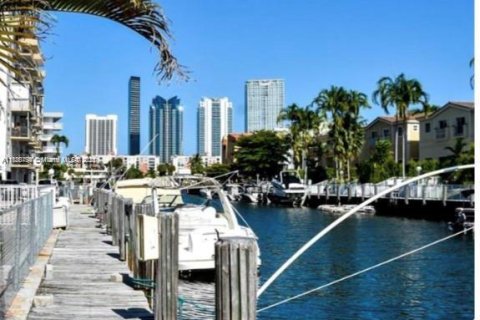 Condominio en alquiler en North Miami Beach, Florida, 2 dormitorios, 72.93 m2 № 1932699 - foto 13