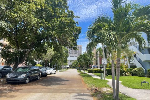 Condominio en alquiler en North Miami Beach, Florida, 2 dormitorios, 72.93 m2 № 1932699 - foto 9