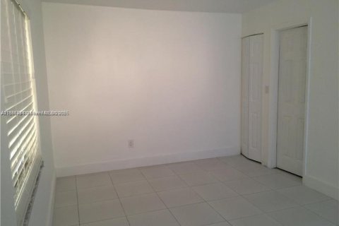 Condominio en alquiler en North Miami Beach, Florida, 2 dormitorios, 72.93 m2 № 1932699 - foto 10