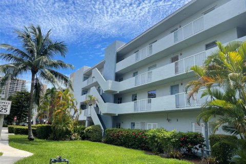 Condominio en alquiler en North Miami Beach, Florida, 2 dormitorios, 72.93 m2 № 1932699 - foto 11