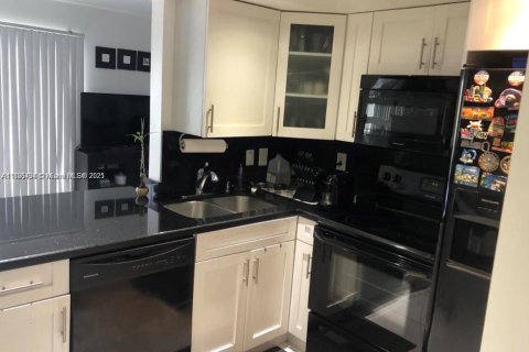 Condominio en alquiler en North Miami Beach, Florida, 2 dormitorios, 72.93 m2 № 1932699 - foto 3